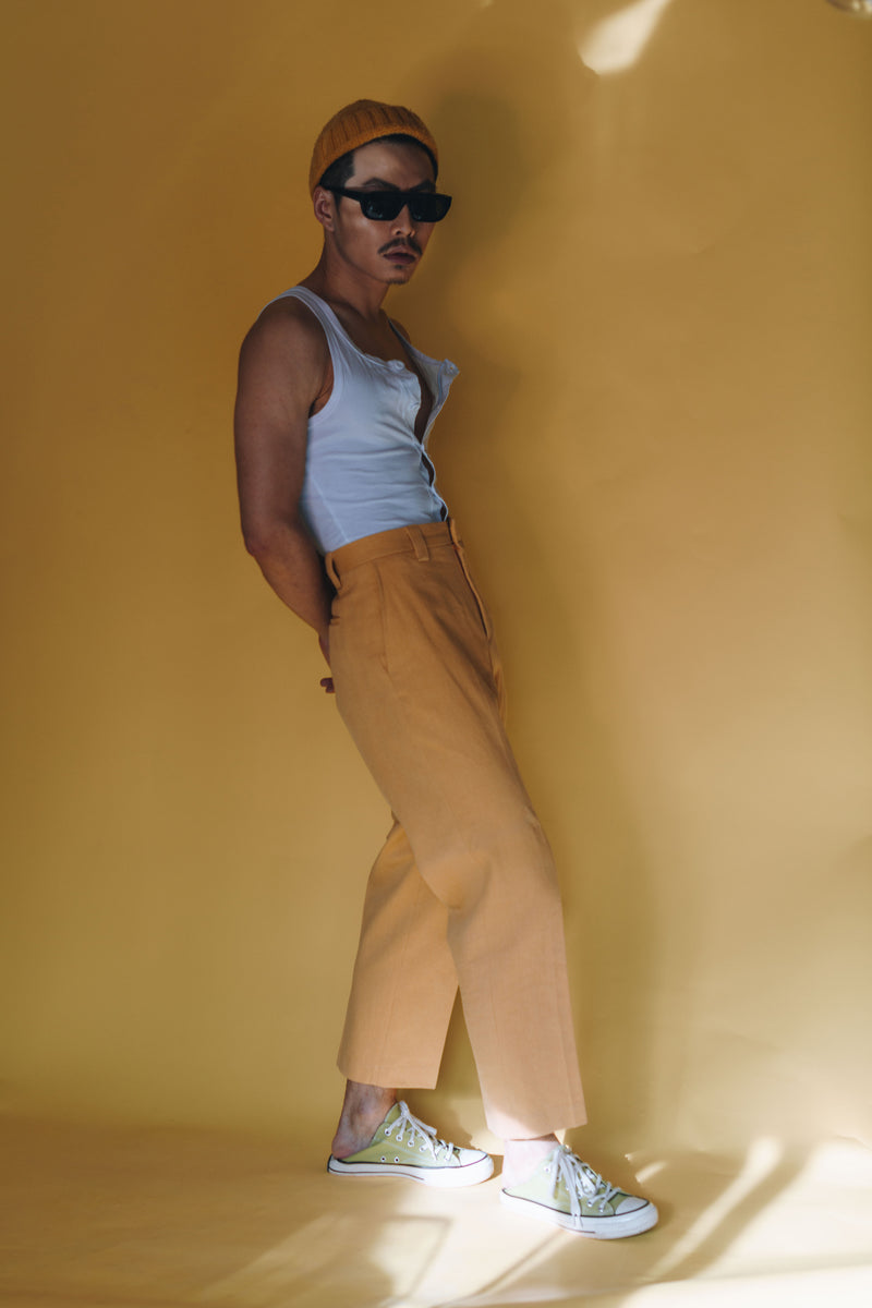 structured & pleated suit pants - in mustard - cropped
