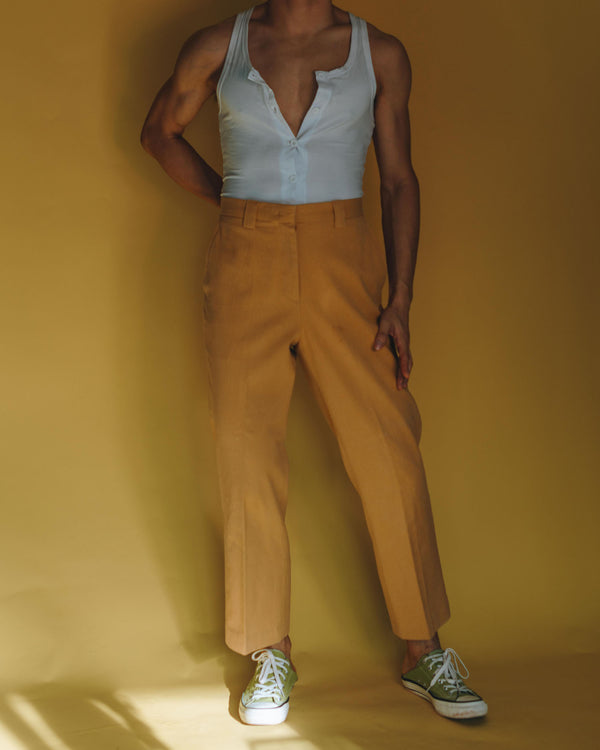 structured & pleated suit pants - in mustard - cropped